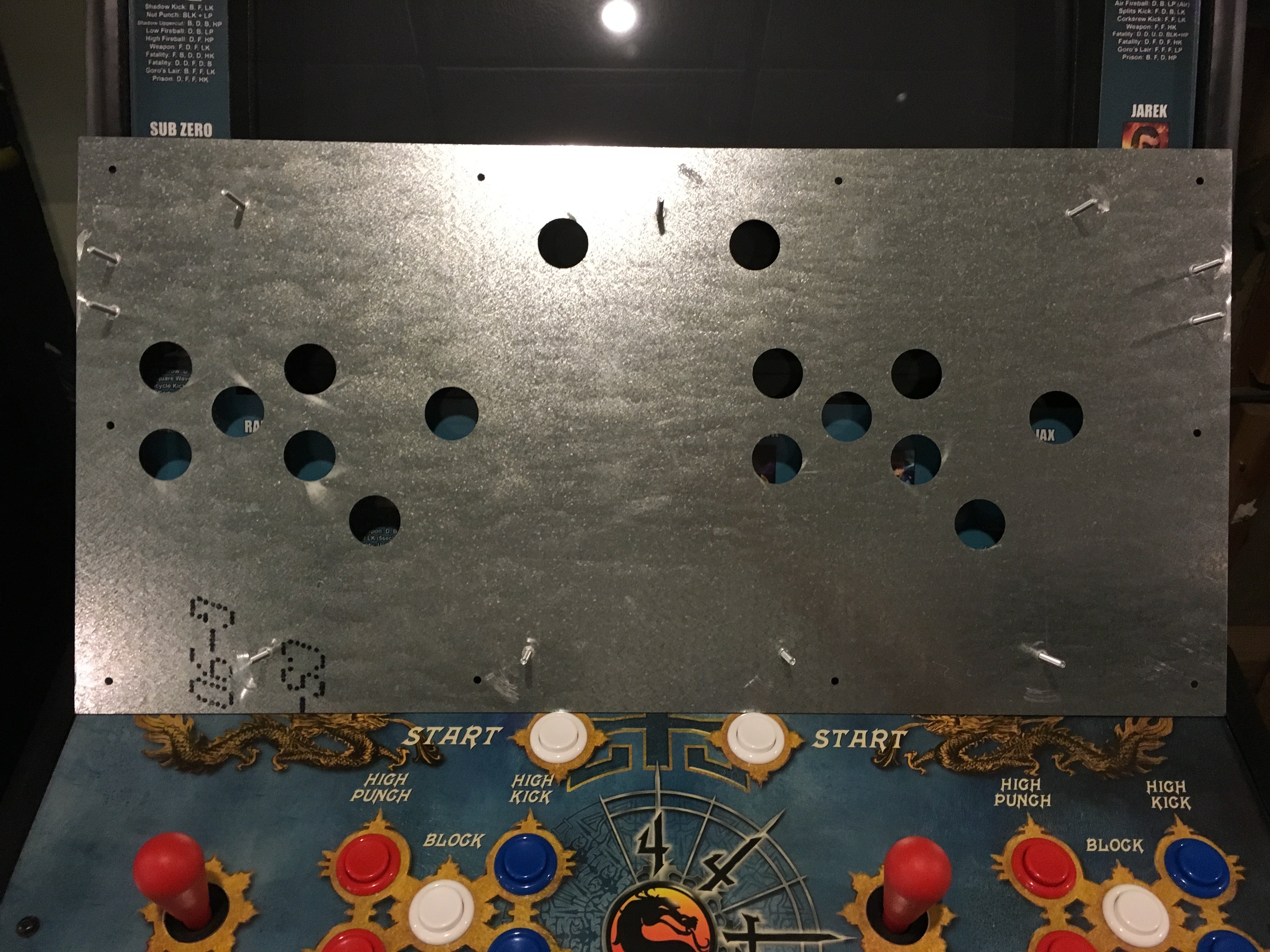 Panel de control metálico de Mortal Kombat 4